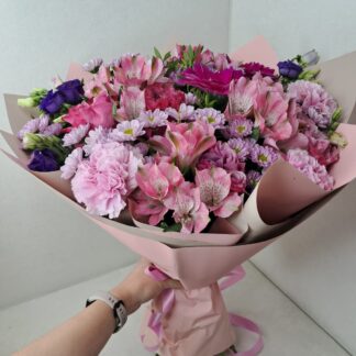 Cutie. Alstroemeria Сhrysanthemums lisianthus