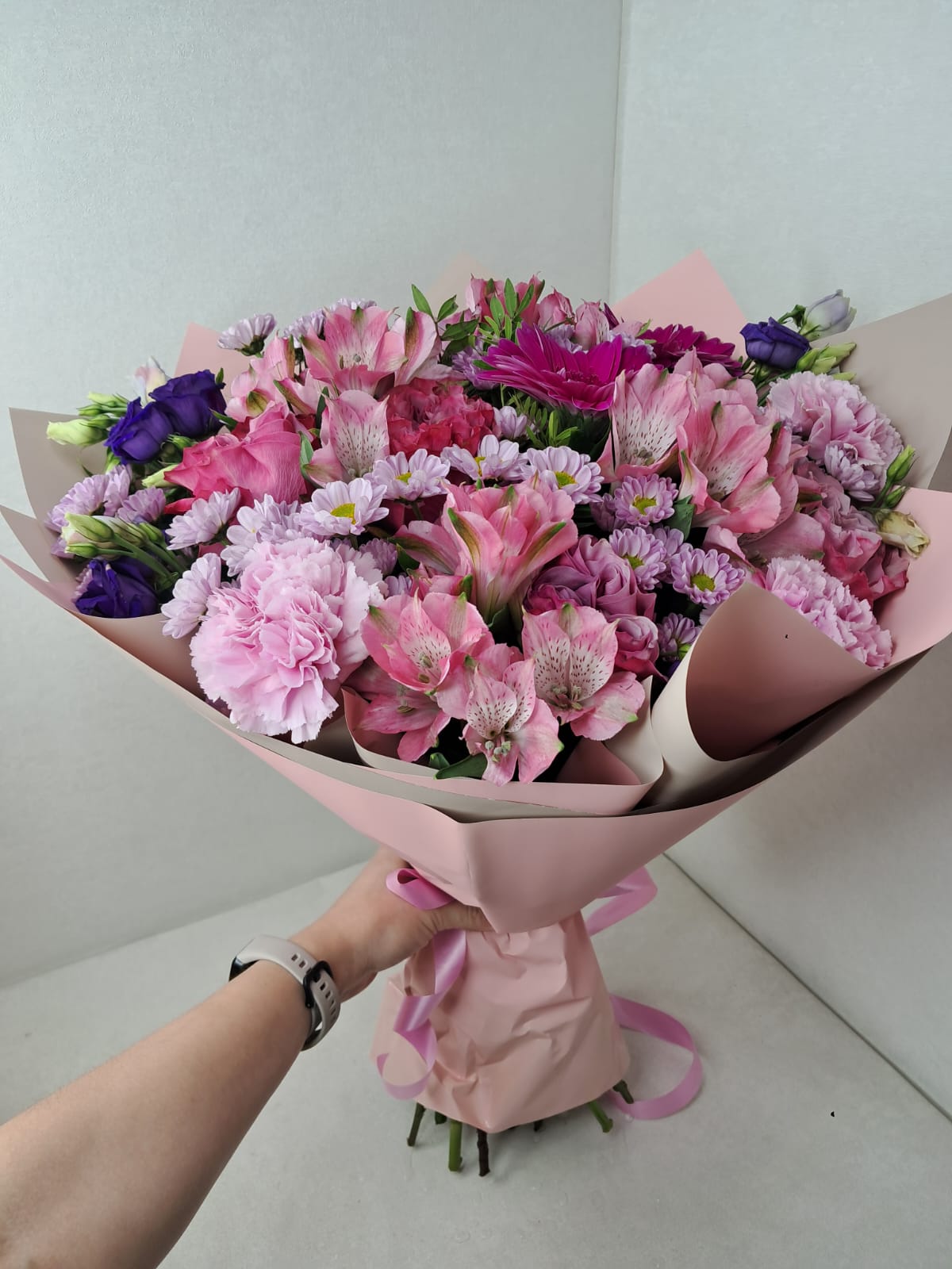 Cutie. Alstroemeria Сhrysanthemums lisianthus