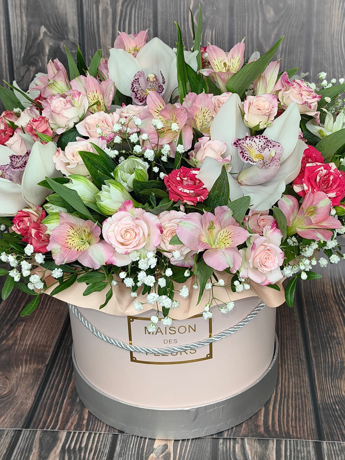 Colors of summer. Spray Roses, Gypsophila, Orchids - Image 4