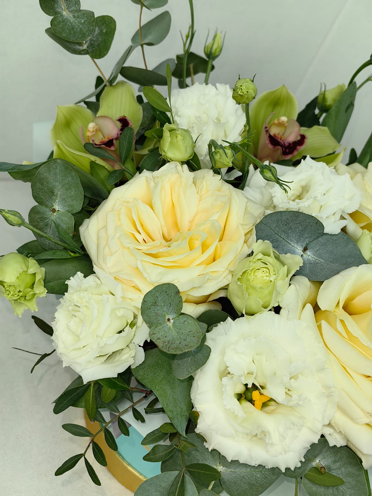 Floral Veil. White Roses, Eustoma and Eucalyptus - Image 3