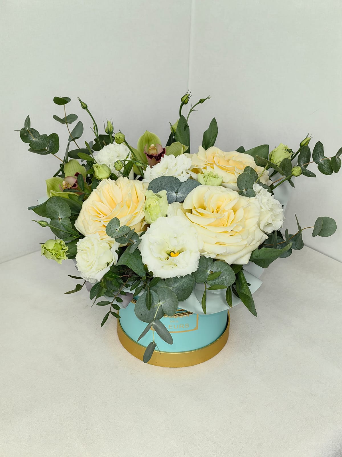 Floral Veil. White Roses, Eustoma and Eucalyptus - Image 2