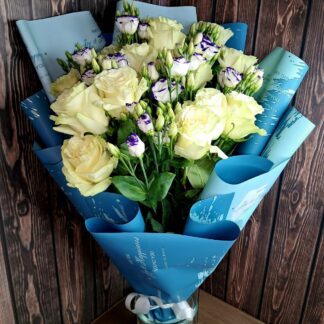 Iceberg. Roses, lisianthus