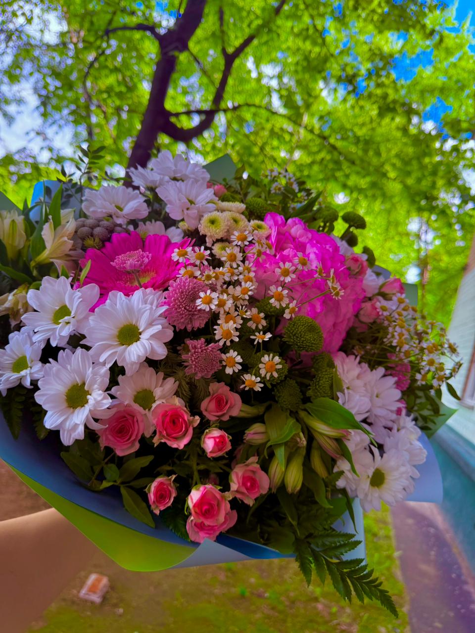 Summer bouquet with hydrangea, spray roses and daisies - Image 4