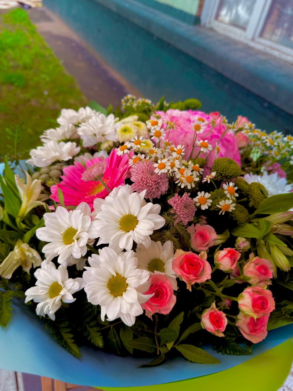 Summer bouquet with hydrangea, spray roses and daisies - Image 7