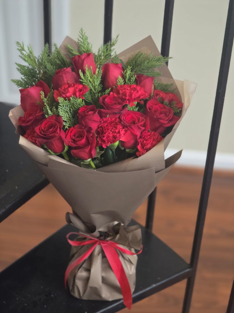An ELEGANT bouquet with red roses and carnations - Image 2