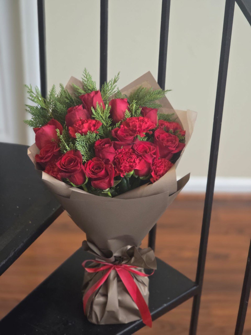 An ELEGANT bouquet with red roses and carnations - Image 3