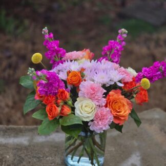 A luxurious bouquet in a glass vase: a symphony of autumn colors