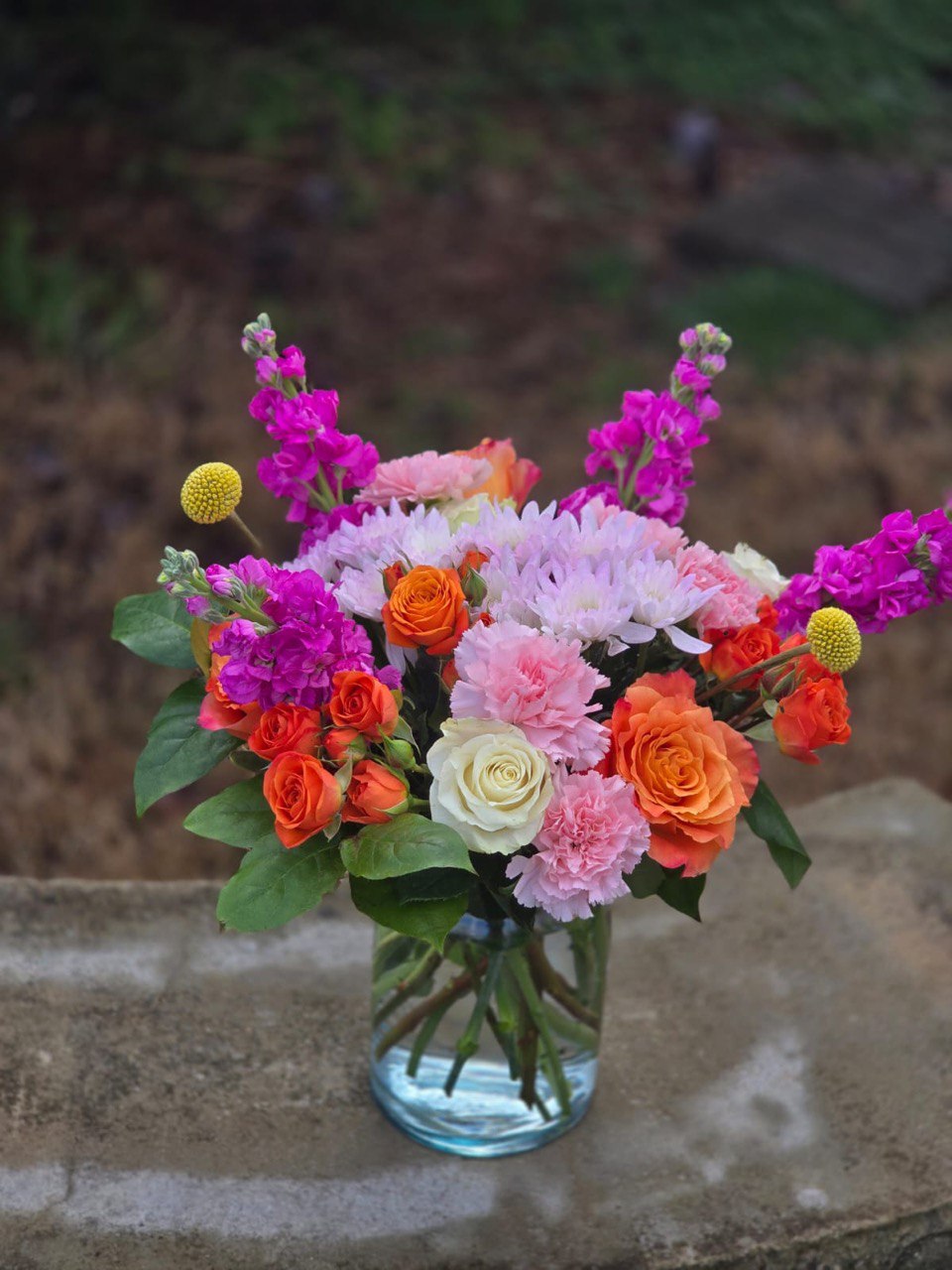 A luxurious bouquet in a glass vase: a symphony of autumn colors