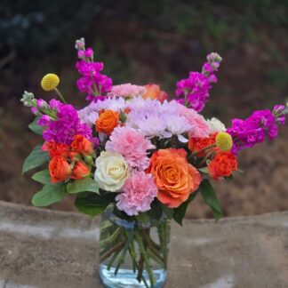 A luxurious bouquet in a glass vase: a symphony of autumn colors